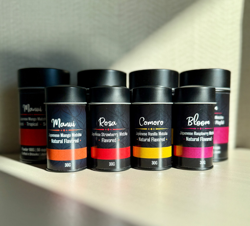 Naturalnie aromatyzowana waniliowa matcha Leo Tea w opakowaniu metalowym i doypack